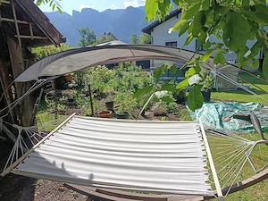 Hängematte mit Holzgestell und Sonnenschutz Bild 2