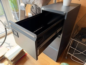 Eleganter Aktenschrank aus Metall in Anthrazit