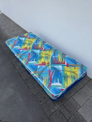 Blaues Klappbett mit fröhlicher Matratze Bild 3