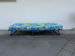 Blaues Klappbett mit fröhlicher Matratze Bild 4