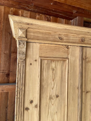 alter, antiker Schrank, Kasten Bild 2
