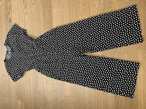 Jumpuit, schwarz mit weißen Punkten 