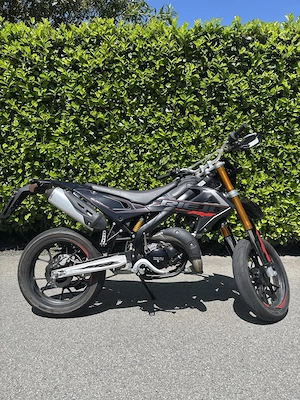 Moped Rieju MRT All Black 50 SM  Bild 4