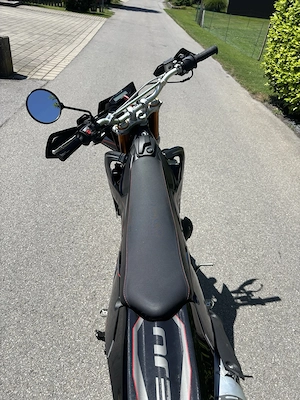 Moped Rieju MRT All Black 50 SM  Bild 3