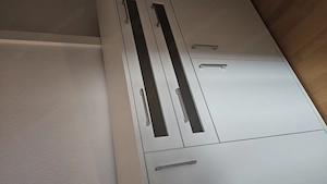 Kasten neuwertig mit viel Stauraum  Bild 2
