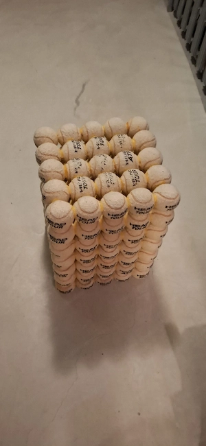 Hocker aus Tennisbälle Bild 2