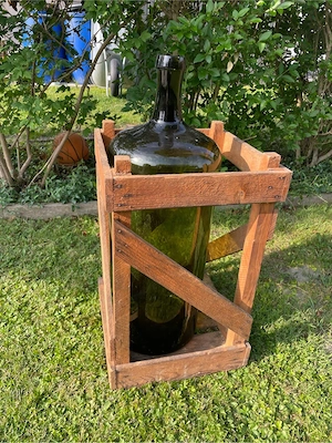 Weinflasche XXXXXL mit Holzrahmen als Halterung Bild 3