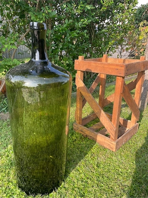 Weinflasche XXXXXL mit Holzrahmen als Halterung Bild 4