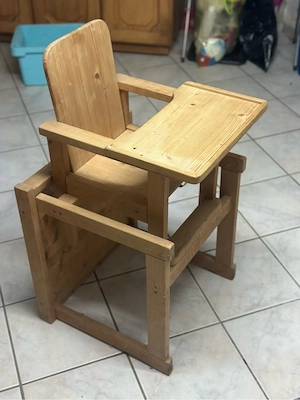 Hochstuhl und Kinderstuhl mit Tisch aus Vollholz Bild 2