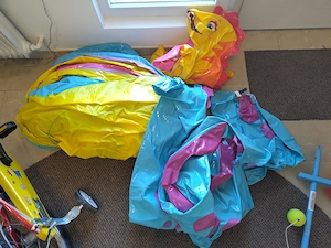 ZU VERSCHENKEN: Diverse Spielsachen und Kinderfahrrad (Garten, Pool, etc.) - Guter Zustand! Bild 3
