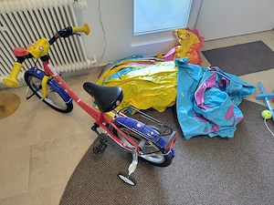 ZU VERSCHENKEN: Diverse Spielsachen und Kinderfahrrad (Garten, Pool, etc.) - Guter Zustand! Bild 4