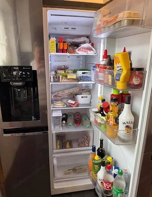 IKEA Voxtorp Küche in Hochglanzweiß mit Elektrogeräten Bild 3