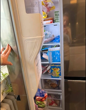 IKEA Voxtorp Küche in Hochglanzweiß mit Elektrogeräten Bild 4