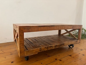 Tisch aus Massivholz, auf Rollen Bild 3