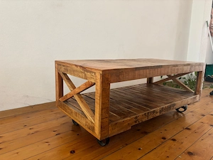 Tisch aus Massivholz, auf Rollen Bild 5
