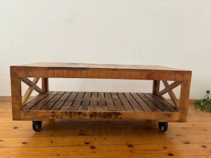 Tisch aus Massivholz, auf Rollen