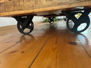 Tisch aus Massivholz, auf Rollen Bild 2