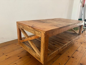 Tisch aus Massivholz, auf Rollen Bild 6