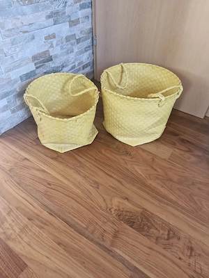 2 sonnengelbe Körbe