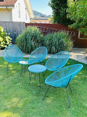 Gartensessel mit Tischchen