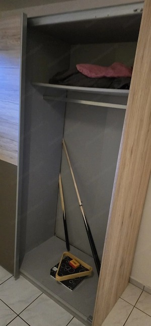 Kleiderschrank Bild 2