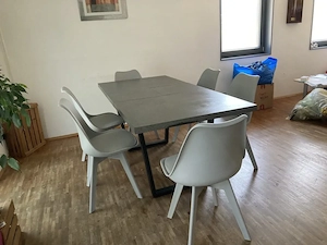 Tisch mit sechs Stühlen  Bild 3