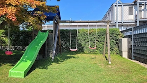 Rutschen- und Schaukelturm Bild 3