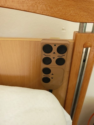 Elektrisches Pflegebett   Krankenbett mit Matratze   sehr guter Zustand Bild 4