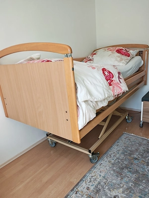 Elektrisches Pflegebett   Krankenbett mit Matratze   sehr guter Zustand Bild 5