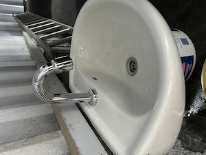 Waschbecken WC mit Wasserhahn  Bild 2
