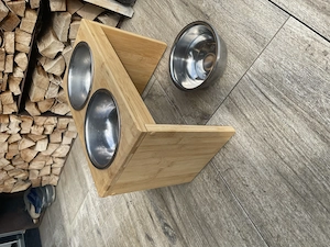 erhöhte Futterstation aus Vollholz Bild 2