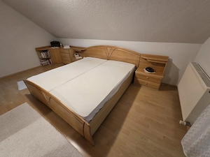 Bett mit Nachtkästen und Kommode  Bild 2