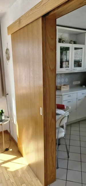 Massive Schiebetüre in Esche inklusive Türrahmen Bild 3