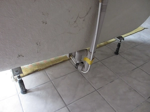 Kunststoffbadewanne mit Ablaufgarnitur und Standfüßen Bild 2