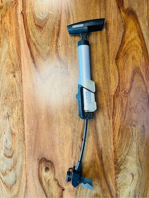 Fahrradpumpe mit Halterung Bild 3