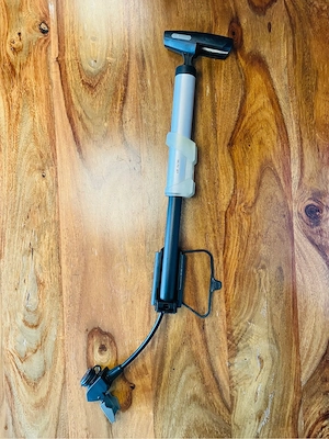 Fahrradpumpe mit Halterung Bild 2
