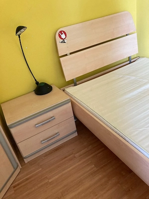 Bett mit Samina-Lattenrost, Matratze und passendem Nachttisch zu verschenken Bild 3