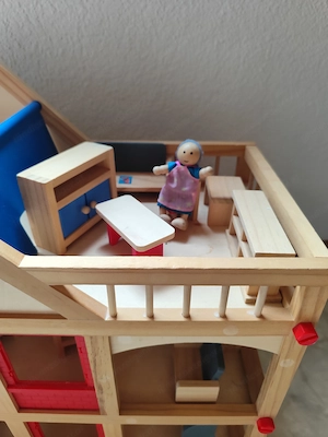 Puppenhaus aus Holz .  Bild 3