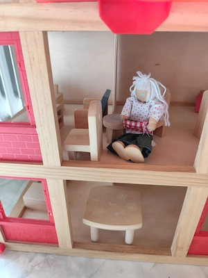 Puppenhaus aus Holz .  Bild 2