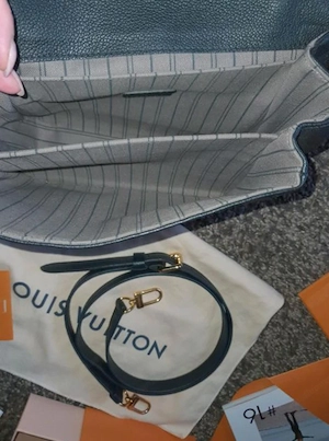 Louis Vuitton Metis Handtasche Schwarz mit Zubehör Bild 3