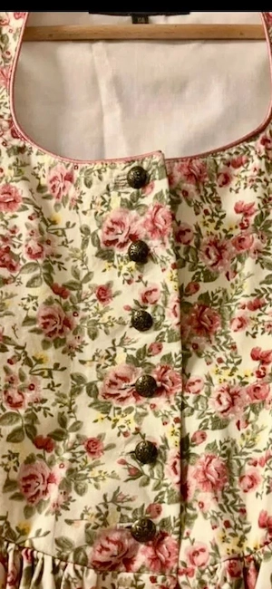 Traumhaftes Dirndl mit Streublumen-Muster Bild 5