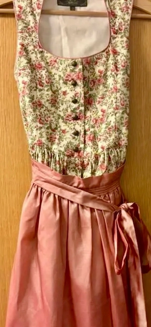 Traumhaftes Dirndl mit Streublumen-Muster Bild 2