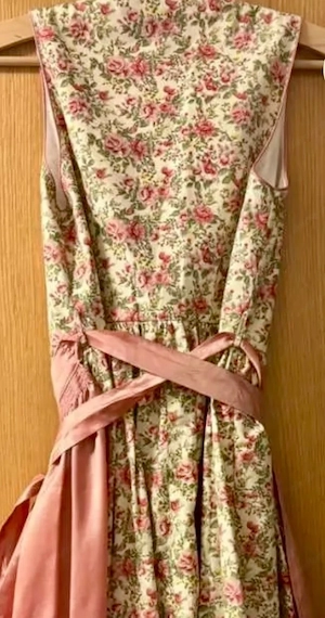 Traumhaftes Dirndl mit Streublumen-Muster Bild 4