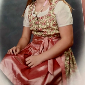 Traumhaftes Dirndl mit Streublumen-Muster Bild 3