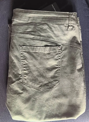Elegante Khaki-Hose mit Glanz, ungetragen (Street One by Yulius) Bild 2