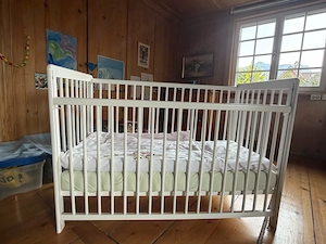 Gitterbett, weiß mit Zubehör Bild 2