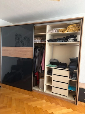 Kleiderschrank, Kommode und 2 Nachtkästchen Bild 2