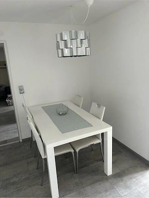 Tisch, Stühle, Lampe abzugeben Bild 3