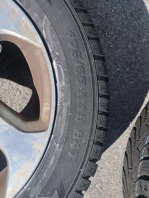 Brandneue Winter-Kompletträder 175 65 R15 84T Kumho auf originalen Toyota Alufelgen - Komplettsatz Bild 4