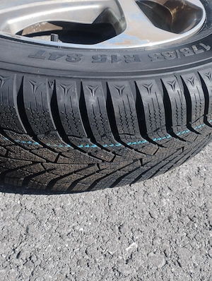 Brandneue Winter-Kompletträder 175 65 R15 84T Kumho auf originalen Toyota Alufelgen - Komplettsatz Bild 5